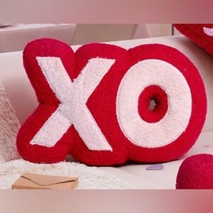 XO Pillow in RED and WHITE